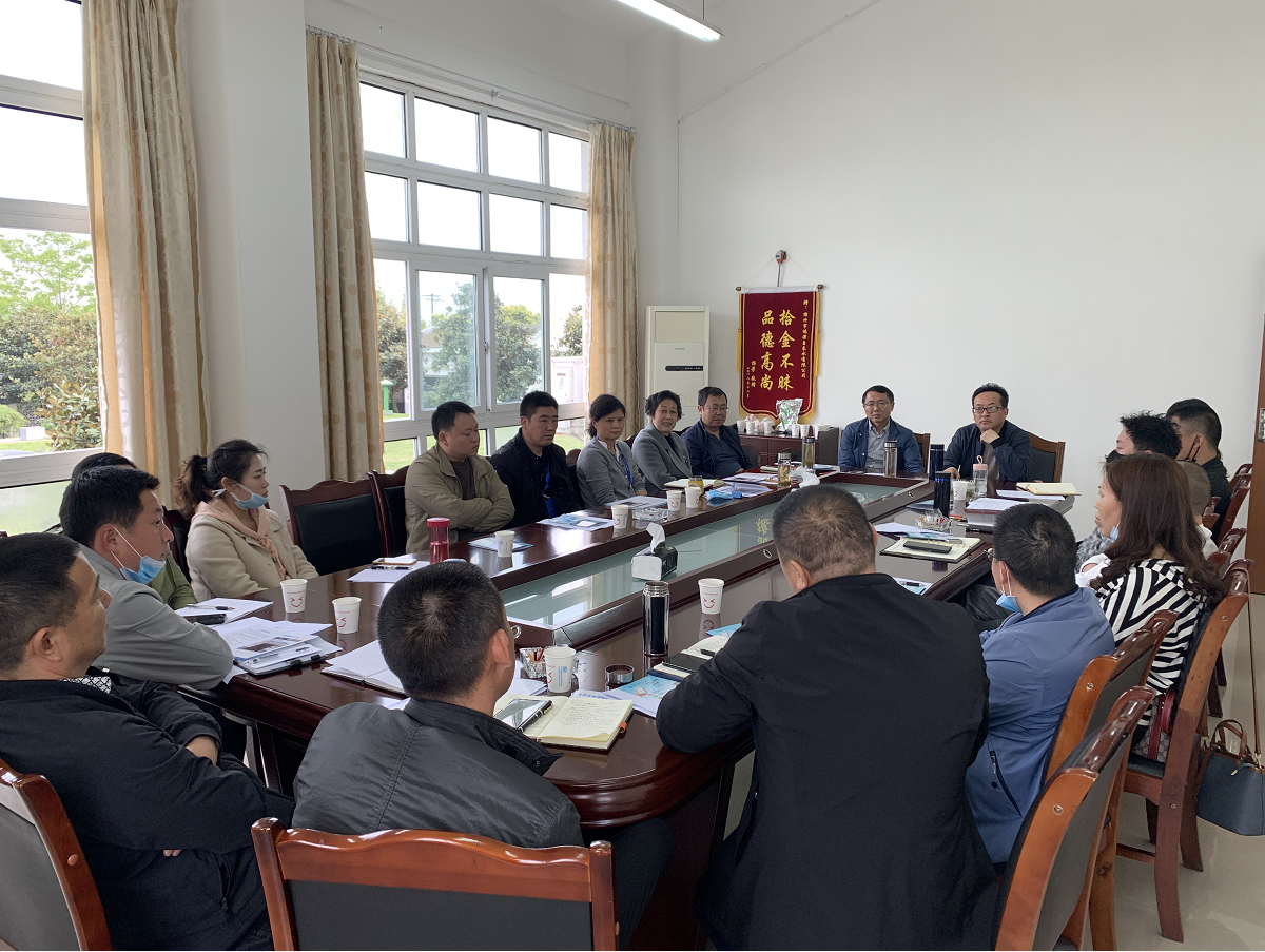 2为推动镇乡供水的规范化、有序化、专业化，尽心为供区用户提供最优质的服务，4月10日，绵竹公司组织各镇乡水厂负责人在绵竹市群新水厂、绵竹市汉旺水厂参观学习，并召开镇乡水厂运营安全交流会，就如何保障水源地安全、运营操作安全进行现场交流。