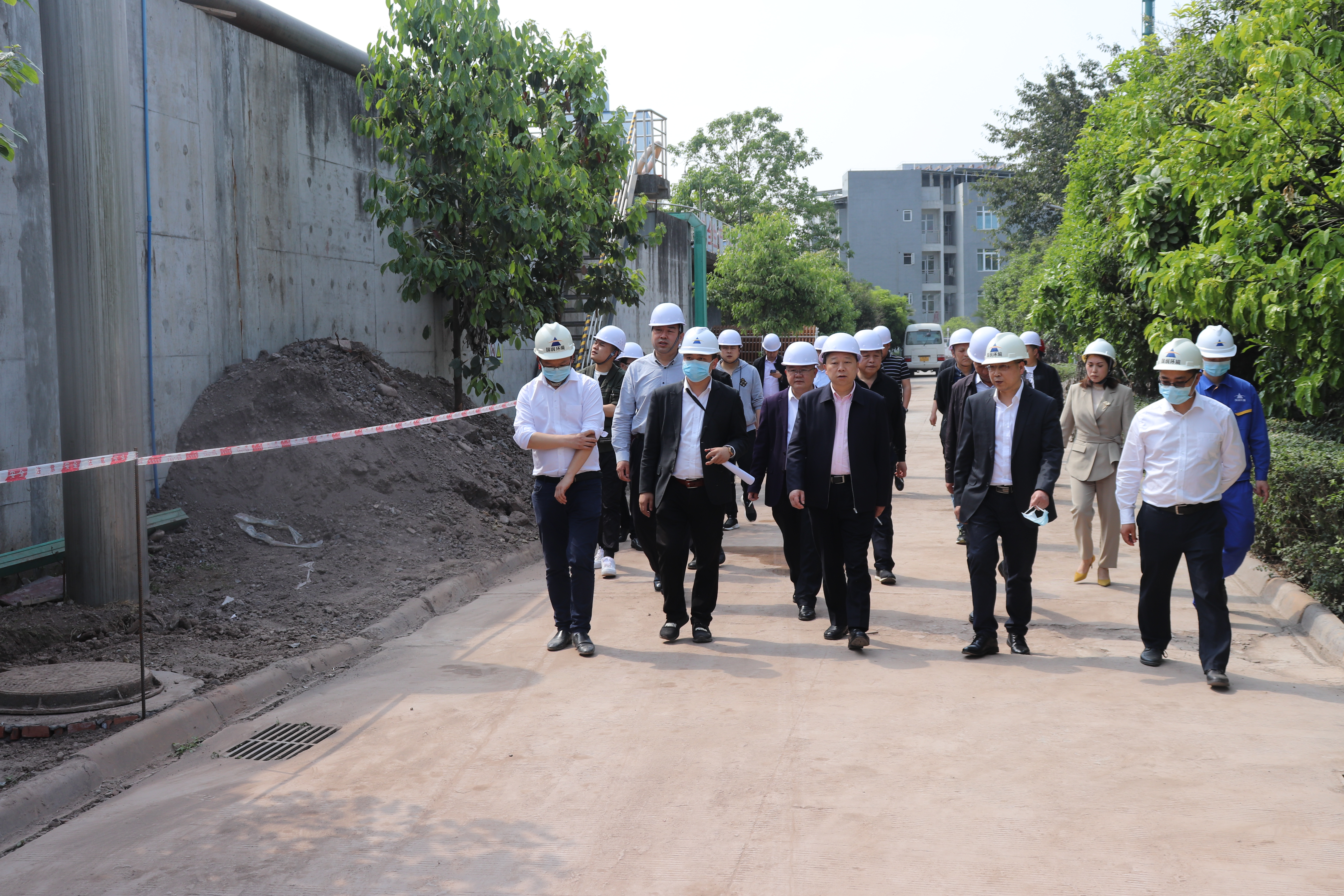 4月15日下午，隆昌市市委常委、总工会主席张世华、副市长罗世友在资中县副县长周勇和住建局相关领导陪同下，赴资中国润排水有限公司考察指导城市生活污水处理运营管理模式，并进行现场指导。